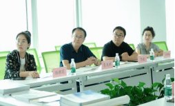 英语教研室主任陆朝霞